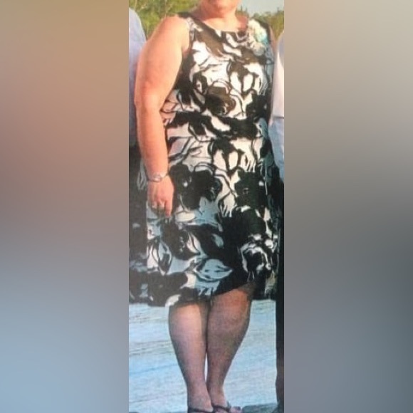 Beautiful plus size dress. Slimming, flirty. - Picture 4 of 6